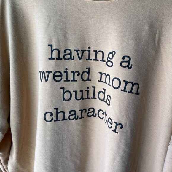 "having a weird mom builds character" Tee T-Shirt Pullover Raglan Sweatshirt XL - Picture 2 of 5